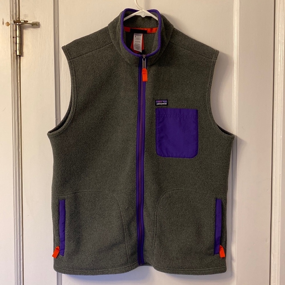Patagonia full-zip fleece vest. Gray/purple. Men’s LARGE